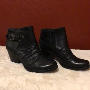 Baretraps Reinella boots size 7M. Never worn.